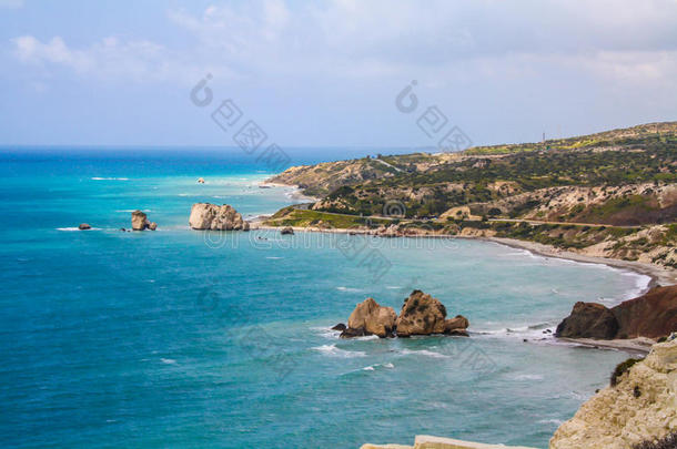 塞浦路斯，Petra-Tou-romiou，<strong>传奇</strong>的阿芙罗狄蒂`的诞生地。 海景。 多云的春天。