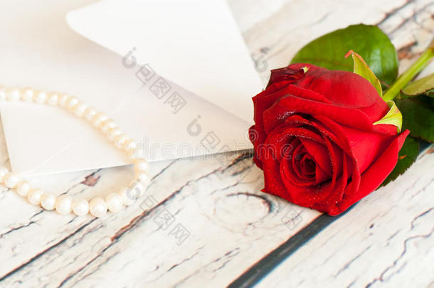 美丽的红玫瑰串珍珠和信信信封爱情人节`