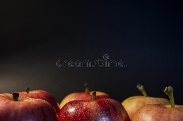 一个漂亮的红色多汁的苹果。 在<strong>黑色背景</strong>上。 <strong>照片</strong>里有一个苹果。 明亮的<strong>照片</strong>。 黑色