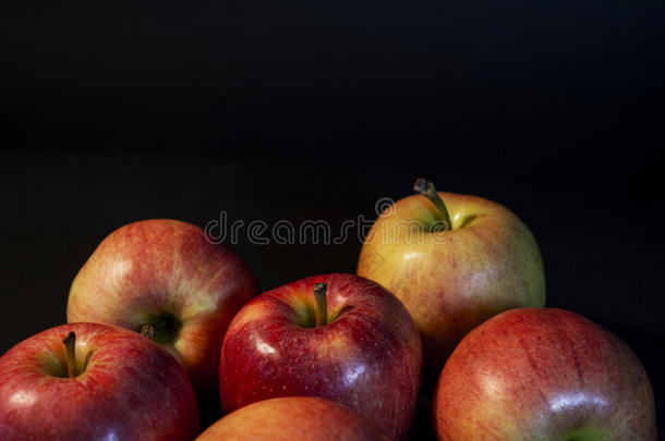 一个漂亮的红色多汁的苹果。 在<strong>黑色背景</strong>上。 <strong>照片</strong>里有一个苹果。 明亮的<strong>照片</strong>。 黑色