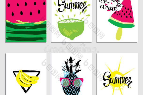 一套时尚的夏季卡片。 西瓜，冰淇淋，太阳，香蕉，石灰和菠萝。 矢量插图。