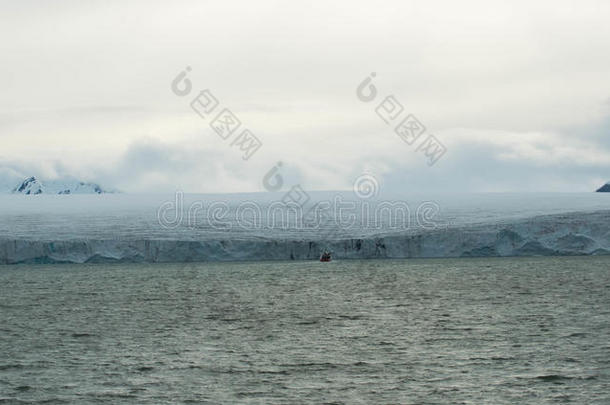 冰川在挪威的斯瓦尔巴与海洋相遇