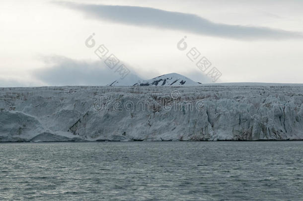 冰川在挪威的斯瓦尔巴与海洋相遇