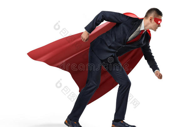 一个穿着英雄红色斗篷和面具的商人站在白色背景上的<strong>起跑</strong>线位置的侧面。