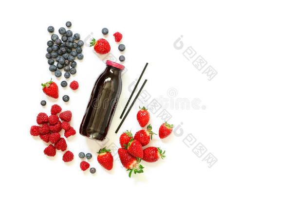 一瓶草莓，覆盆子，<strong>蓝莓汁</strong>分离在白色。