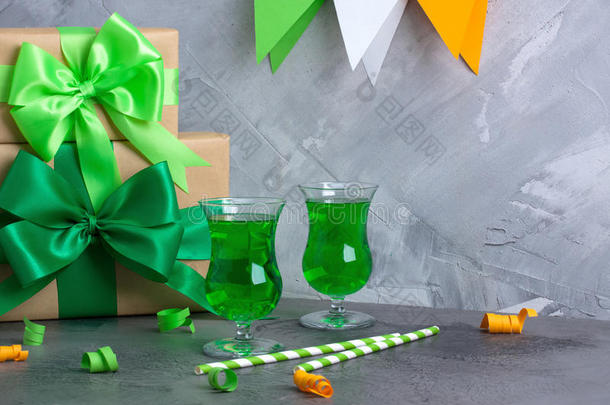爱尔兰眼镜和瓶子里的绿色派对饮料