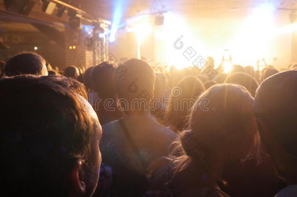 摇滚<strong>音乐会</strong>的歌迷。 人们在夜总会聚集在<strong>音乐会</strong>上聚会。
