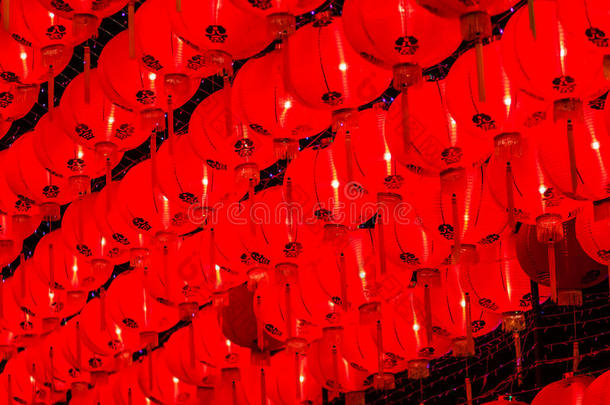 美丽的红色中国灯笼在新年的夜晚，上面写着汉字的祝福。