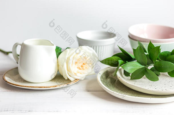 白色背景上有花的陶瓷餐具