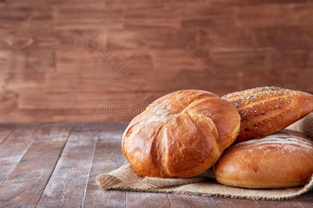 新鲜的热面包在棕色木桌上的亚麻<strong>毛巾</strong>上。 写作文本的自由空间。 菜单。 <strong>广告</strong>