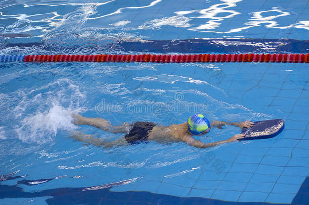 游泳池上的活动儿童游泳健身，比赛
