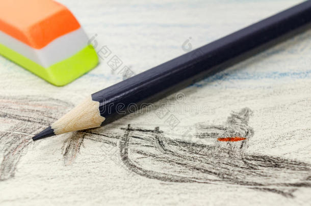 黑色铅笔和橡皮擦在儿童绘画`背景上