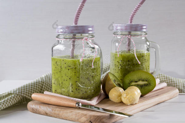 新鲜健康的绿色<strong>果汁</strong>冰沙与<strong>猕猴桃</strong>和香蕉在玻璃瓶。