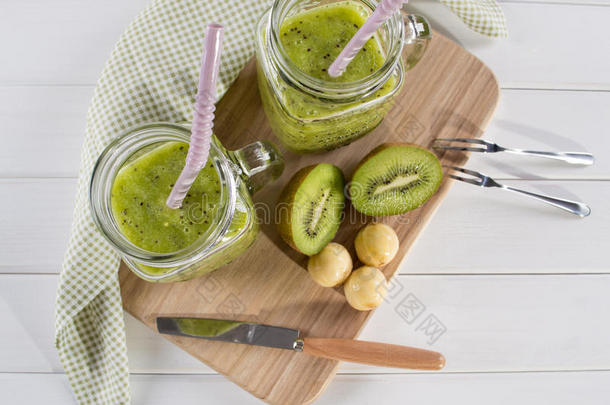 新鲜健康的绿色<strong>果汁</strong>冰沙与<strong>猕猴桃</strong>和香蕉在玻璃瓶。