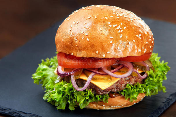 黑色背景的石桌上的汉堡包快餐餐美味的汉堡