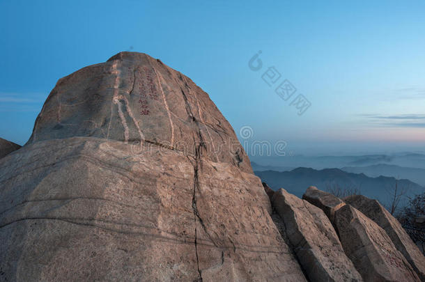 黎明时分在<strong>中国山</strong>东省泰山峰会上飞行的岩石