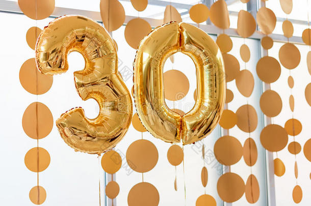 带丝带的金色气球-30号。派对装饰，节日快乐标志，庆祝，生日