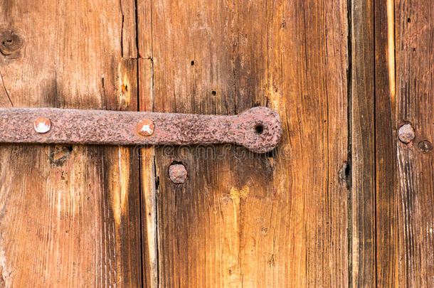 门铰链的细节在旧的老式木门上
