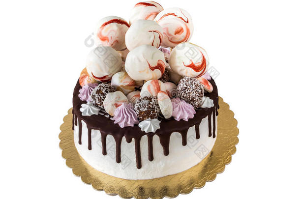 奶油蛋糕与巧克力污渍和奶油吻，蛋糕弹出，隔离在白色背景。