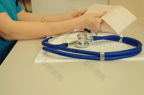 医生在医院工作，写处方，医疗保健和医疗概念，测试结果在背景，年份