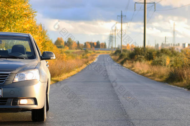 乡村<strong>公路车</strong>道上的汽车