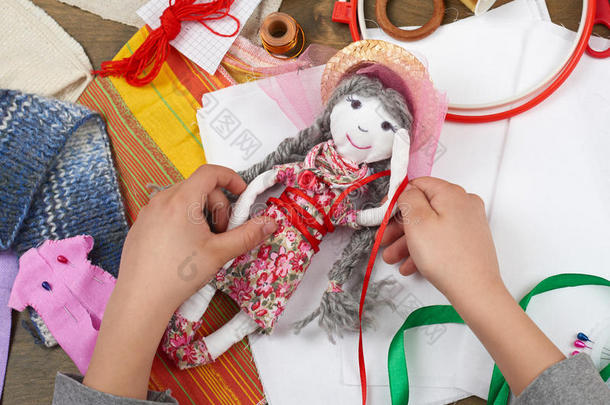 <strong>儿童手工</strong>制作洋装为手工娃娃，学会缝纫