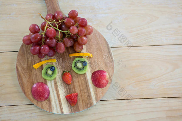 木桌上砧板上<strong>各种水果</strong>的特写