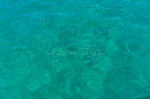 透明蓝绿色蓝色水的抽象水背景