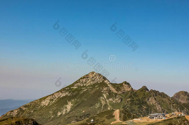 高加索山罗莎峰在夏天。 克拉斯纳亚多拉那，罗莎库托，索契，俄罗斯