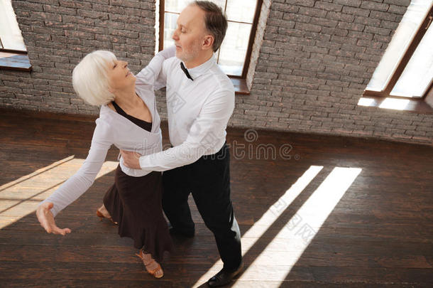 欢快的老夫妇在舞厅里跳华尔兹