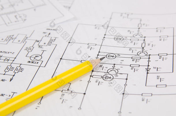 电子和工程。 铅笔在印刷的选举图纸上