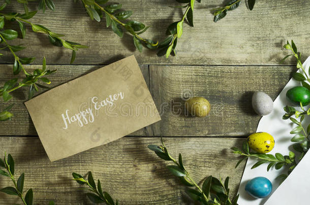 复活节彩蛋在木制背景上的邮政信封里
