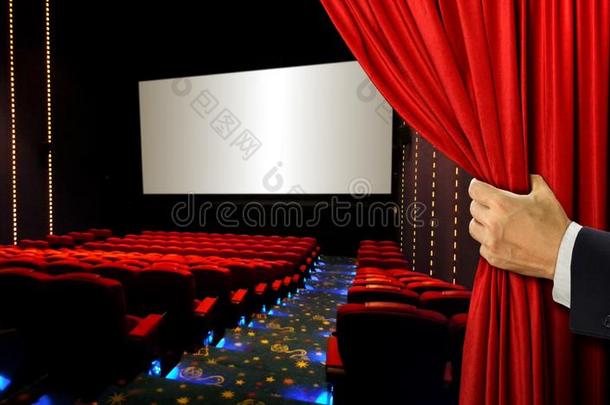 电影院座位和空白屏幕，手打开红色窗帘