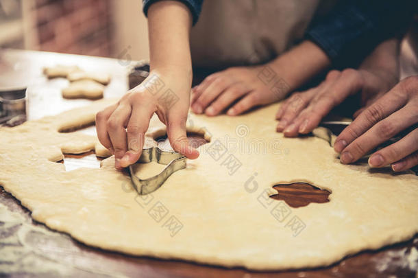 成人停机坪烘烤美丽的饼干