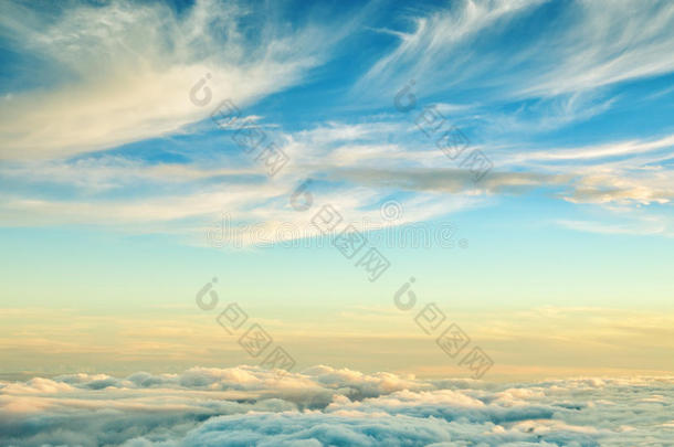 带有金色和蓝色云的抽象背景。 云层上方的日落天空。