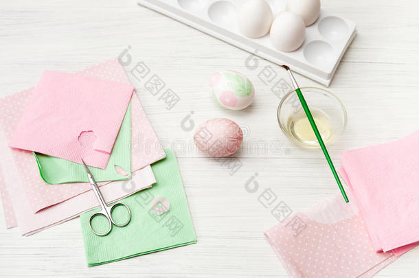 鸡蛋，白色背景，桌子，鸡蛋<strong>包装</strong>，特写，<strong>圆柱</strong>体，彩绘鸡蛋，剪纸，餐巾纸，剪刀，刷子