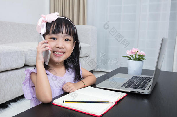 亚洲<strong>中国</strong>小女孩忙着<strong>阅读</strong>手机和笔记本电脑