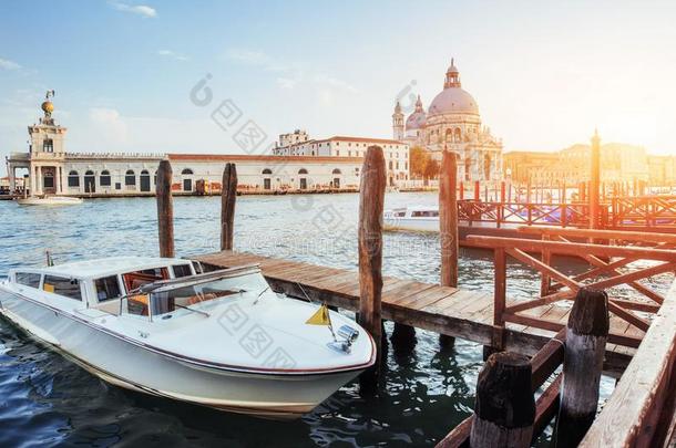 贡多拉在威尼斯的大运河上，圣乔治·马吉奥教堂。