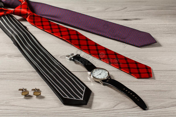 <strong>彩色丝绸</strong>领带，手表，袖扣在灰色的木制背景上