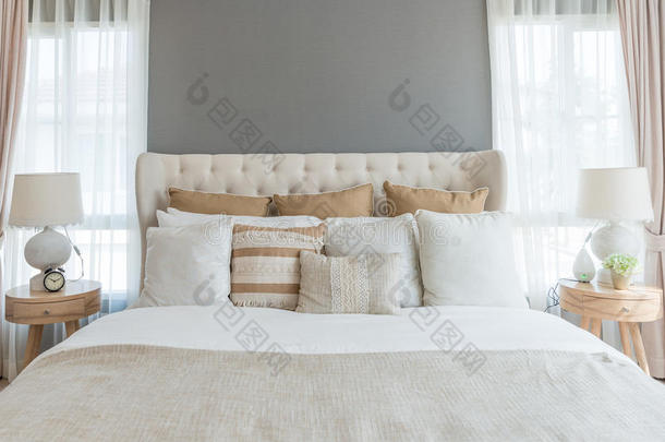 卧室采用柔和的浅色。 大舒适的双人床在优雅的经典卧室在家里。