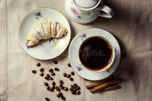 美味的咖啡和牛角面包一杯咖啡和牛角面包 包图企业站