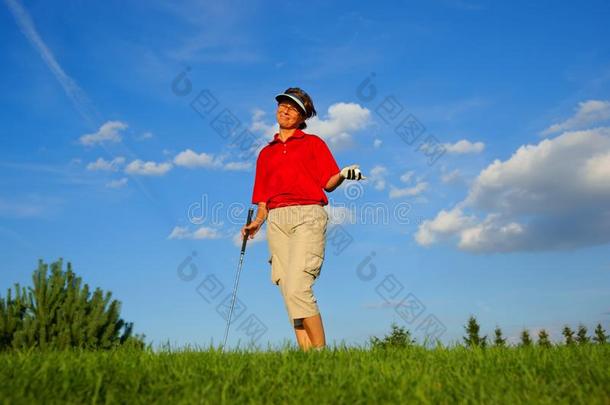 高尔夫球，大笑的女子高尔夫球手，手里拿着一根棍子和一个球