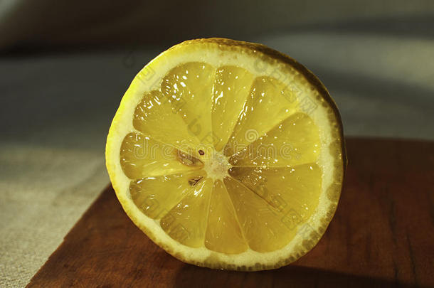 一半的柠檬水果在切板上切近