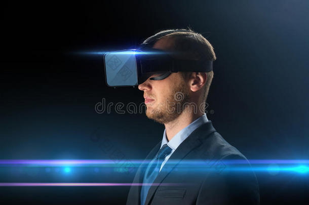商人在虚拟现实眼镜或耳机