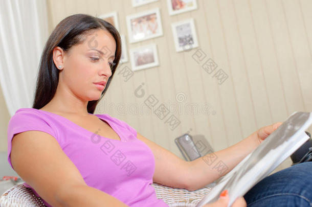 女人在家看杂志