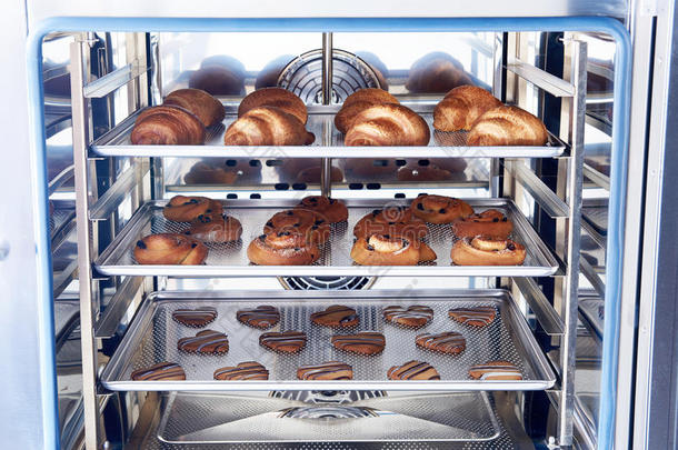 在康比蒸笼里烘焙甜点面包。 面包店的生产烤箱。 烤面包。 面包的制造。
