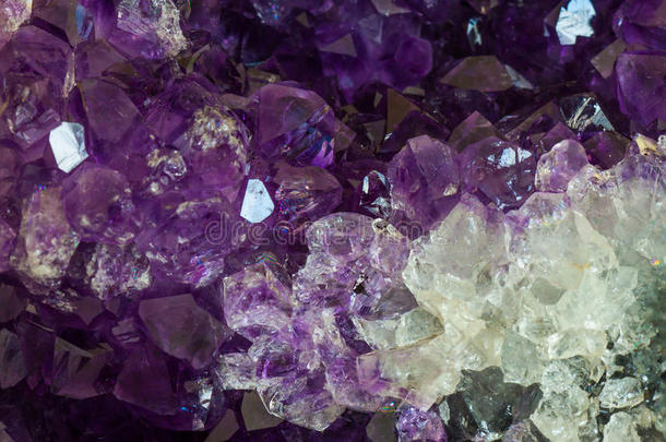 关闭紫水晶晶体，一个半珍贵的宝石