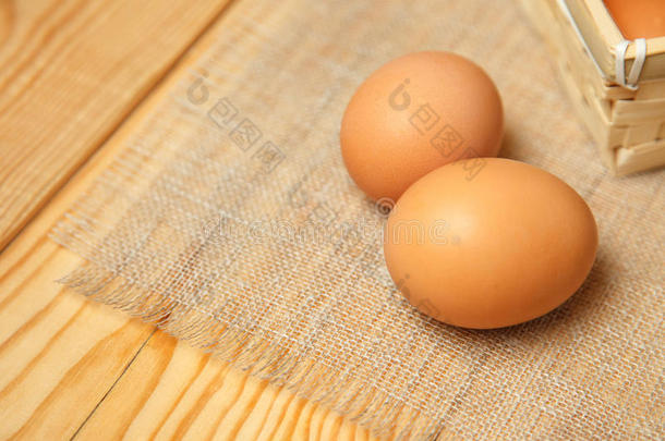 木制乡村背景上的新鲜农场鸡蛋