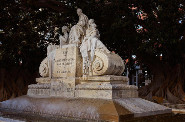 阿拉米达医生莫林纳雕像在巴伦西亚