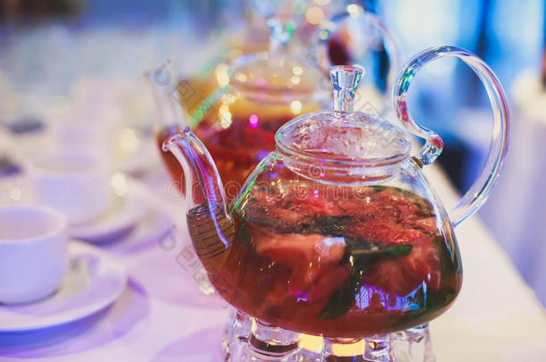 美丽的温暖<strong>图片</strong>透明茶壶<strong>水壶</strong>与美味的绿色红茶与苹果